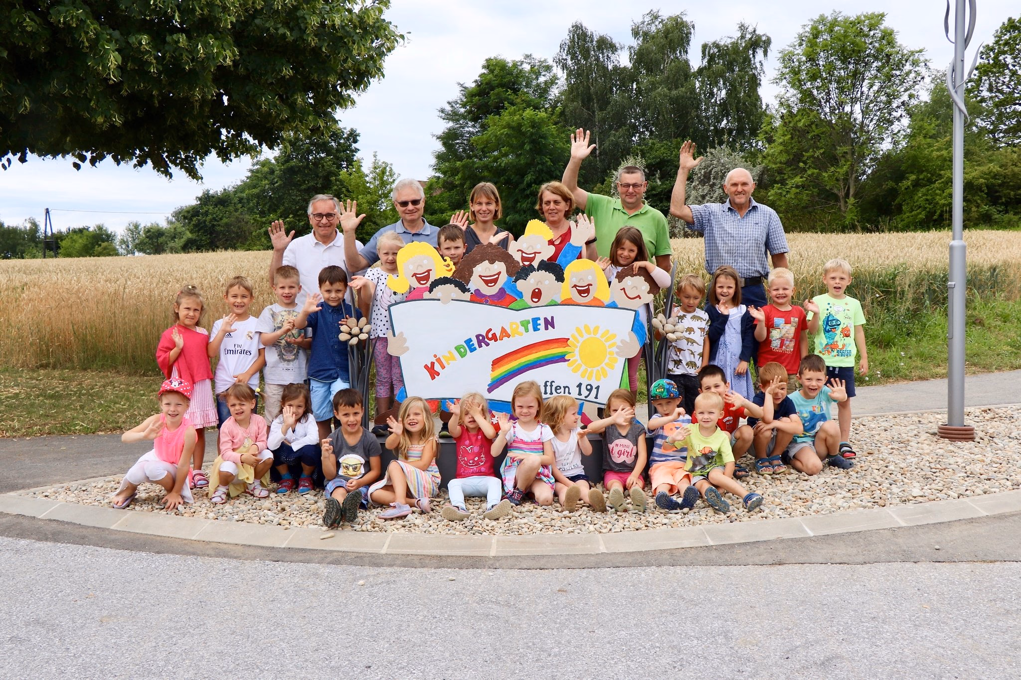 Das Begrüßungsschild beim Kindergarten Auffen mit den Beteiligten.