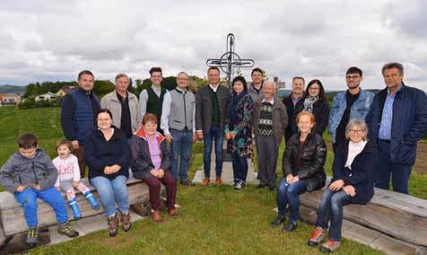 Gruppenfoto am neuen Loibergkreuz aus dem Riegersburger Vulkan, September 2019.