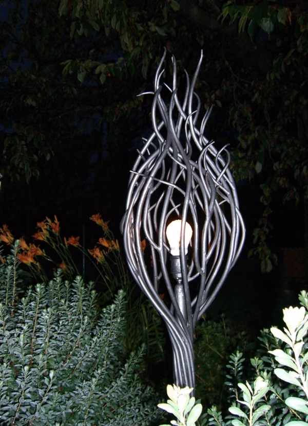 Ovaler Gartenleuchter mit geschwungenen Stäben