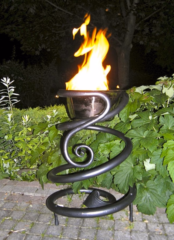 Spiralförmiger Feuerständer im Garten
