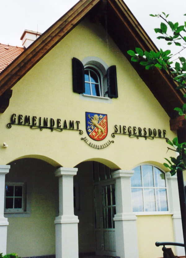 Beschriftung und Wappen am Gemeindeamt Siegersdorf