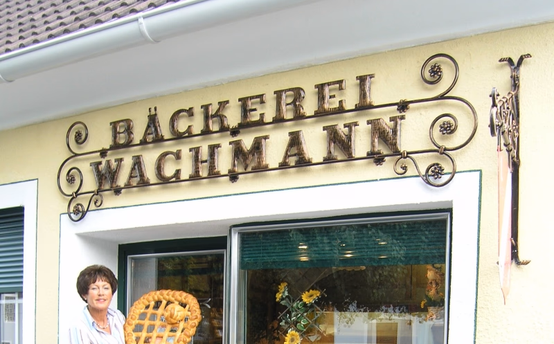 Beschriftung Bäckerei Wachmann mit Voluten