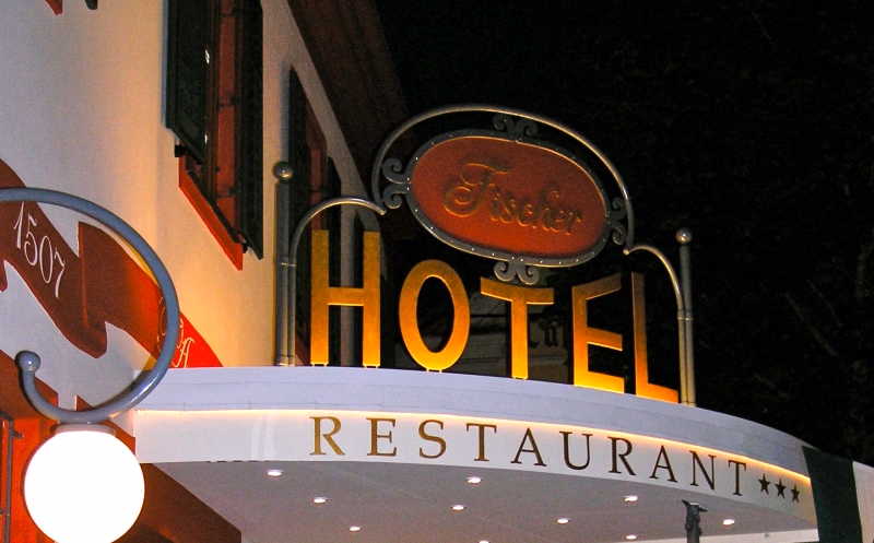 Beleuchtetes Hotel- und Restaurantschild