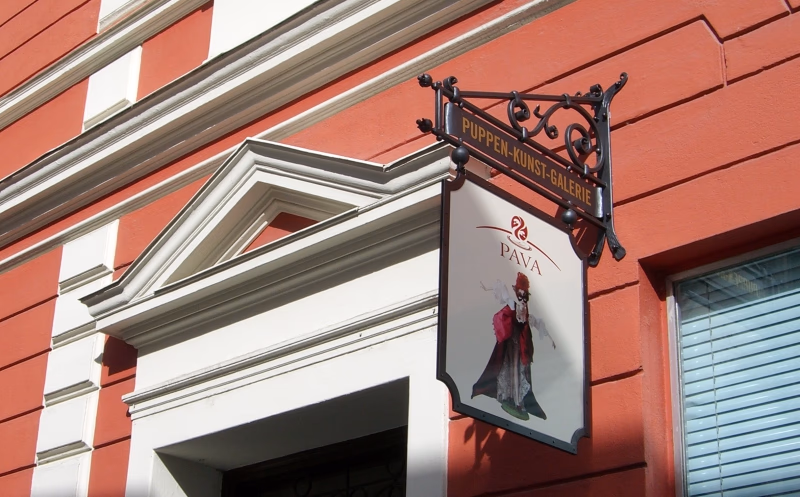 Historisch wirkender Wandausleger mit Hängeschild