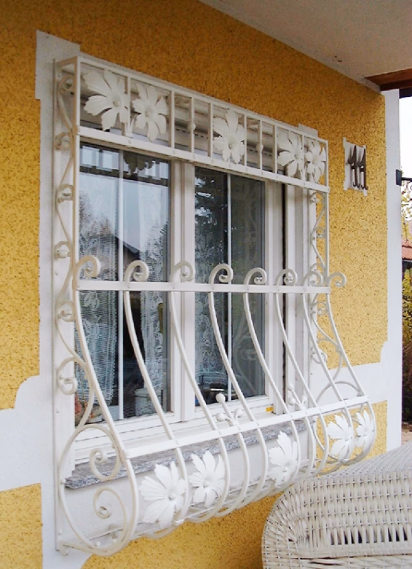 Helles gewölbtes Fenstergitter