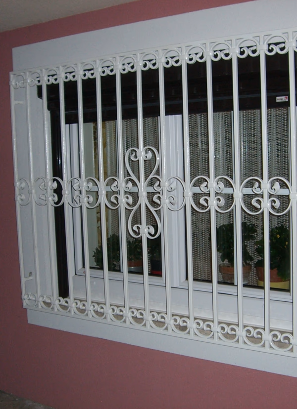 Helles Fenstergitter mit herzförmigen Ornamenten