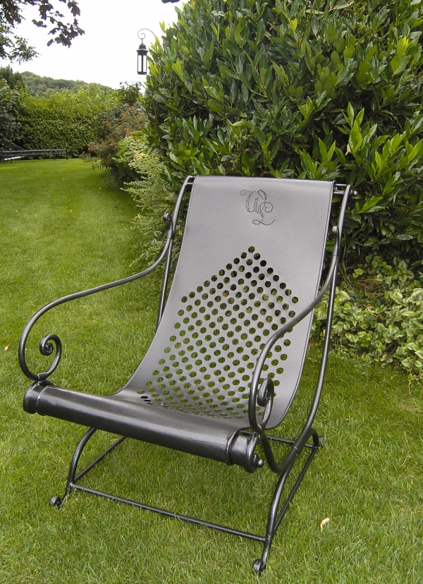 Gartenstuhl mit perforierter Lehne