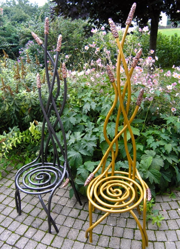 Zwei hohe Stühle mit spiralförmigen Sitzflächen