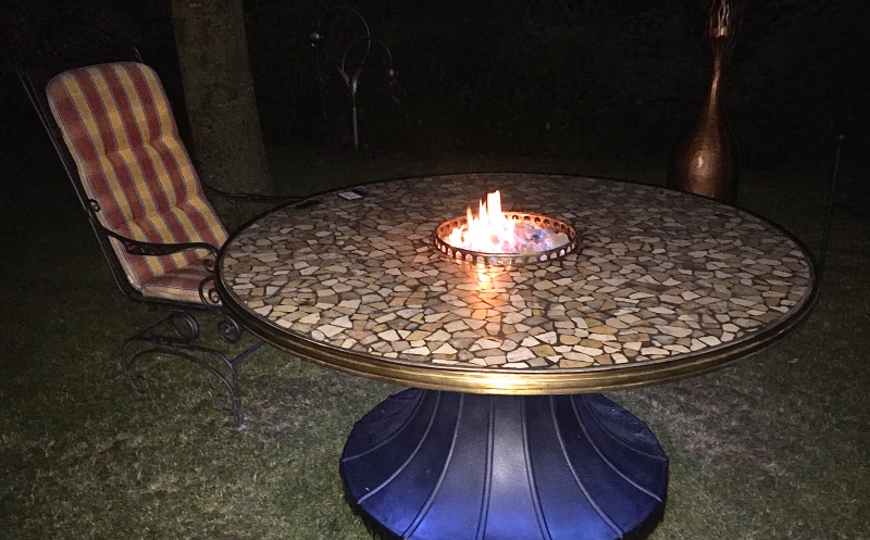 Runder Mosaiktisch mit Feuerstelle