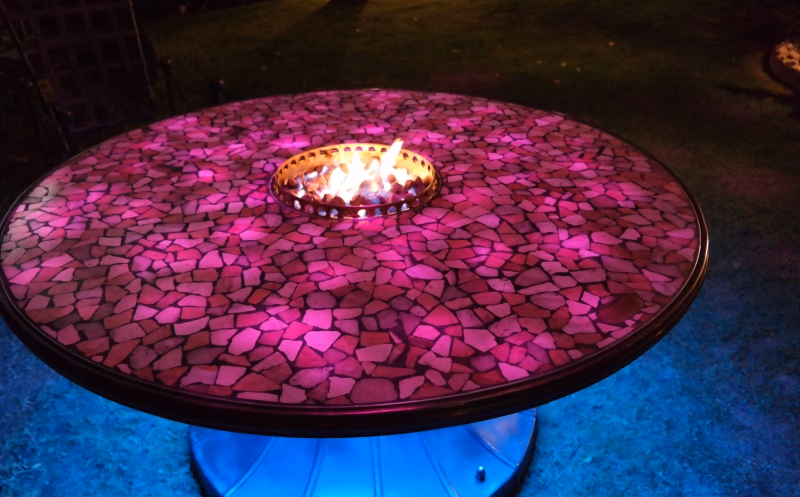 Mosaiktisch mit farbiger Beleuchtung und Feuerstelle