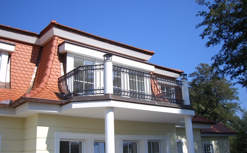 Schwarzes Balkongeländer an einer Hausfassade