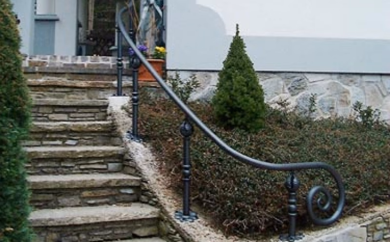 Geschwungener Handlauf an einer Steintreppe