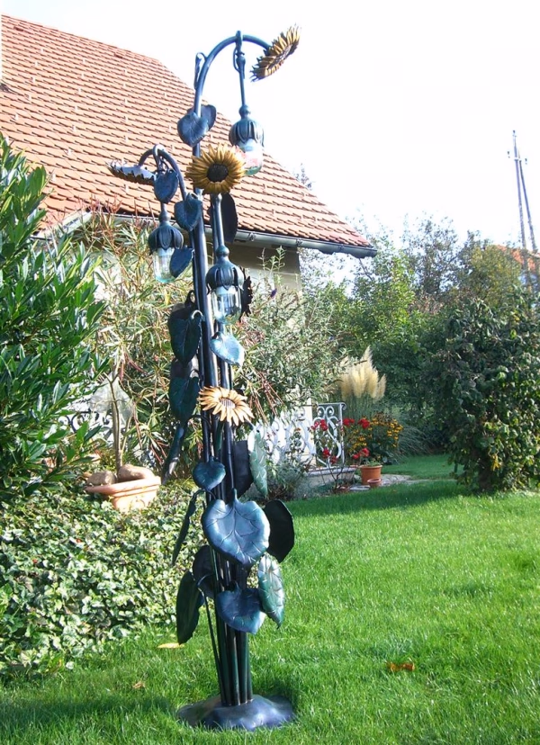 Gartenobjekt mit farbigen Glockenformen