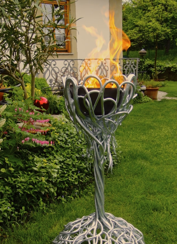 Rankenförmige Feuerschale auf einem Ständer