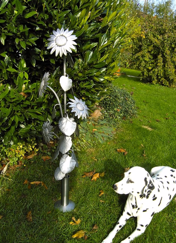 Gartenobjekt mit weißen Blüten- oder Glockenformen