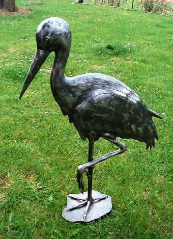Storchskulptur auf einer Wiese