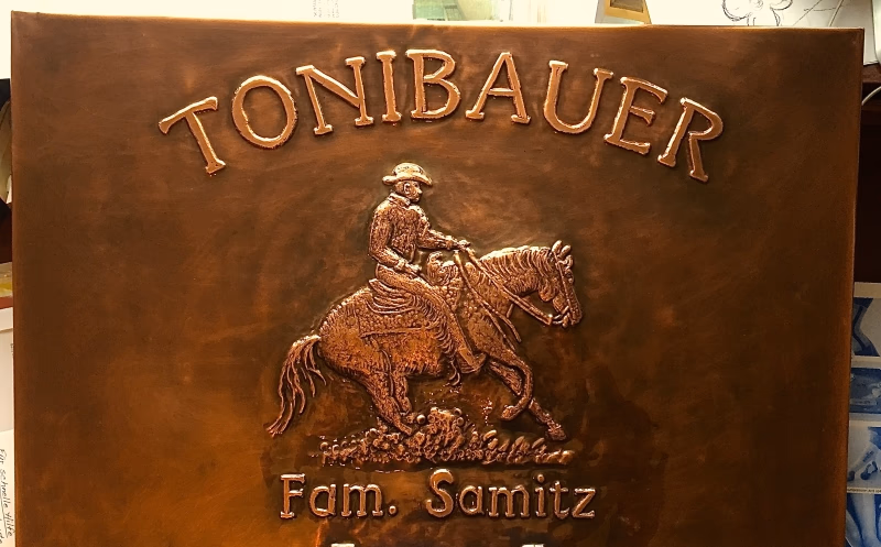 Metallschild mit Reiterrelief und Hofschrift