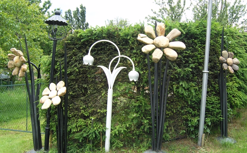 Gartenensemble aus Steinblumen und Leuchten