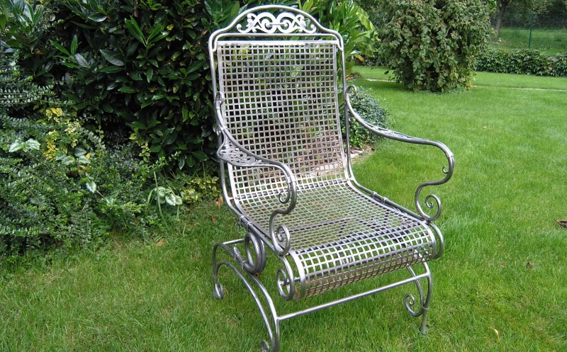 Heller Gartenstuhl mit Gitterfläche und Voluten