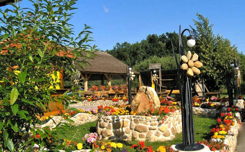 Steinblumen und Leuchten beim Brunnen