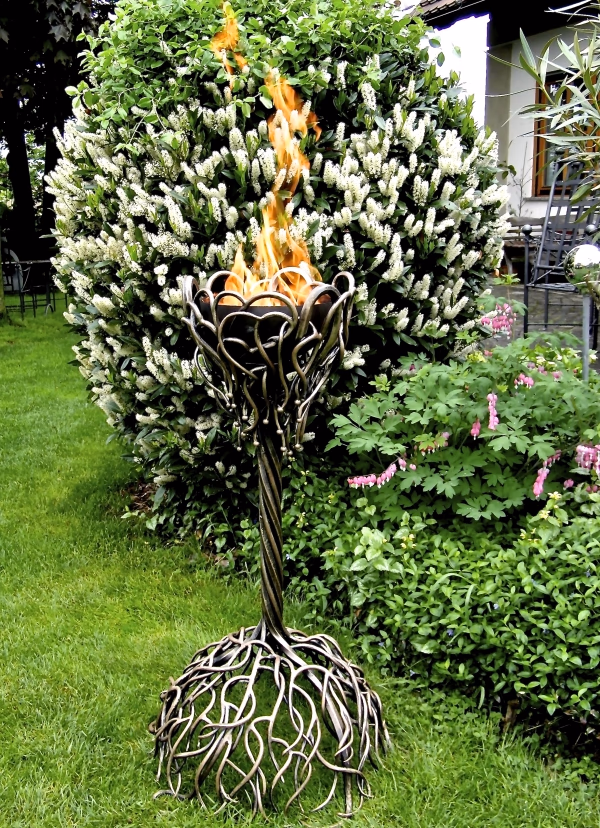 Florale Feuerschale mit durchbrochenem Ständer