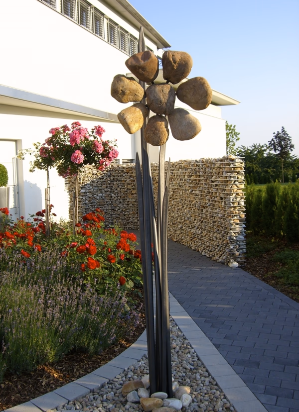 Große Steinblume mit Metallstielen