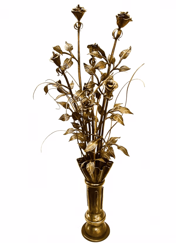 Goldfarbener Metallblumenstrauß in einer Vase