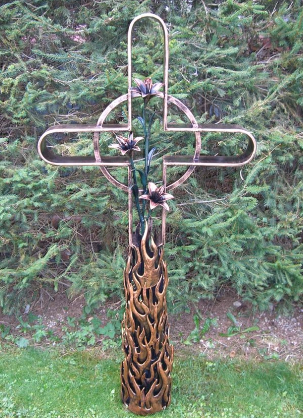 Schlichtes Grabkreuz mit durchbrochenem Stamm