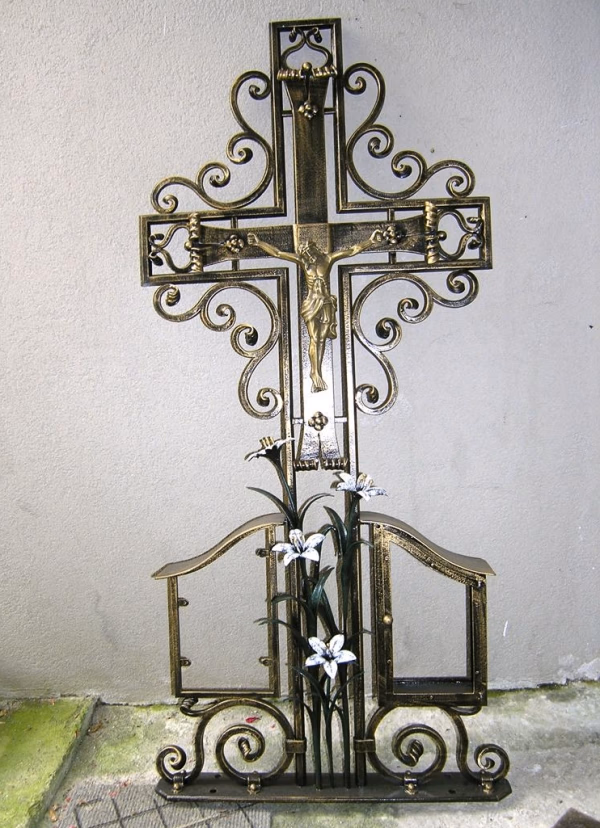 Ornamentiertes Grabkreuz mit Laternenhalter