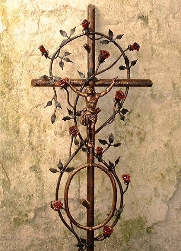 Grabkreuz mit Rosenranken