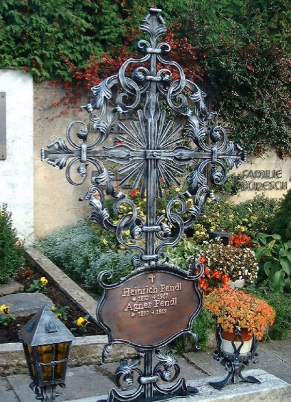 Grabkreuz mit breitem Volutenrahmen