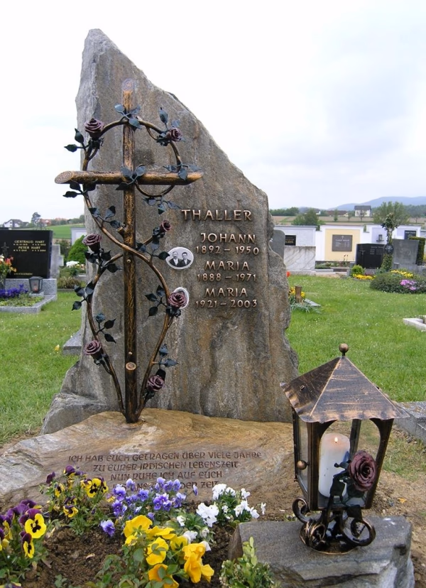Schmiedeeisernes Kreuz an einem Naturstein