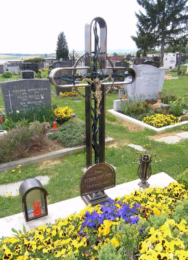 Schlankes Grabkreuz mit goldfarbenen Details
