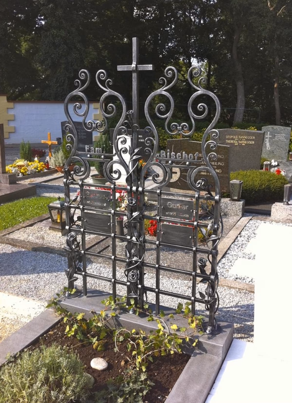 Grabkreuz mit geschmiedeter Grabeinfassung