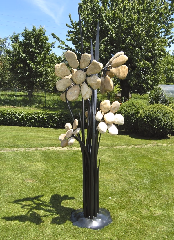 Steinblumen mit Metallstielen auf einer Wiese