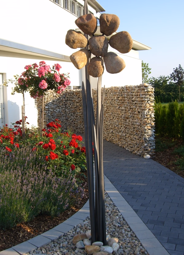 Große Steinblume beim Haus; weitere Ansicht