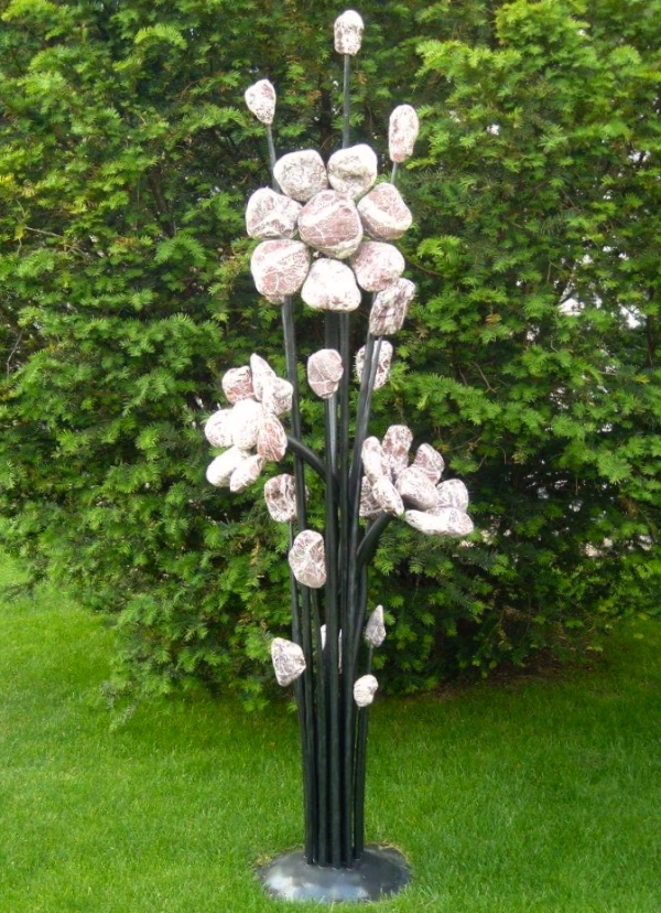 Hohes Steinblumenensemble im Garten