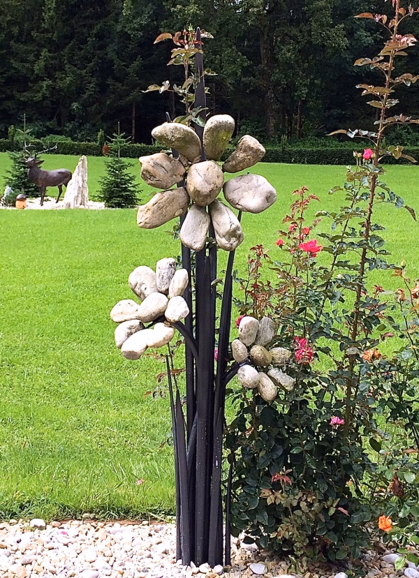Steinblumenensemble im Kiesbeet