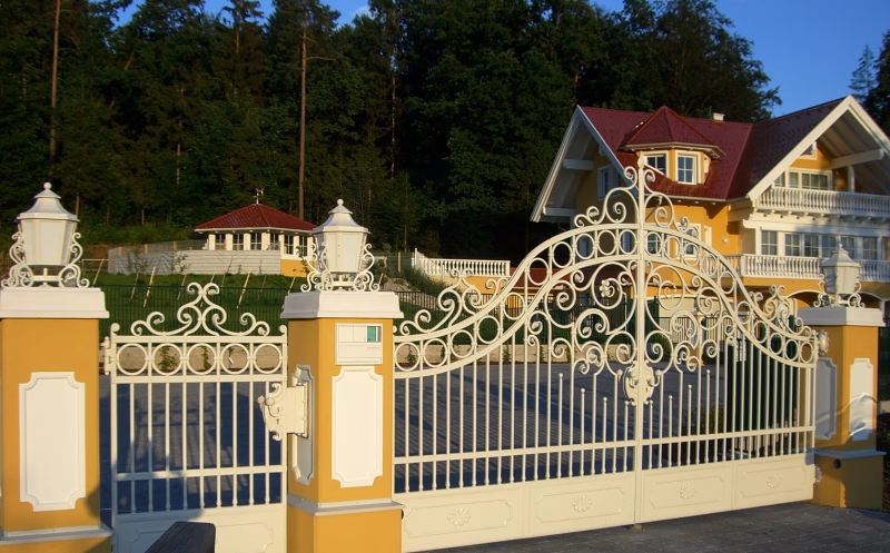 Helle Toranlage mit vergoldeten Ornamenten