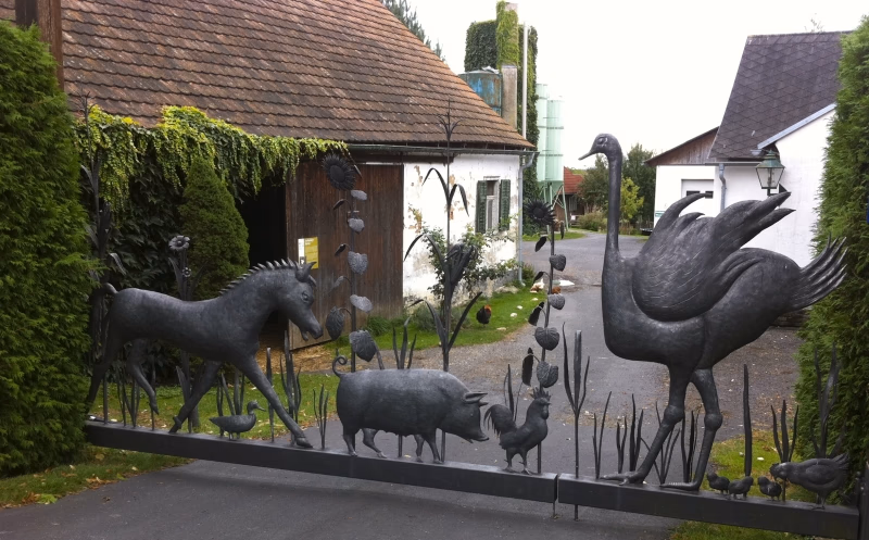 Figürliches Tor mit Pferd, Wildschwein und Vögeln