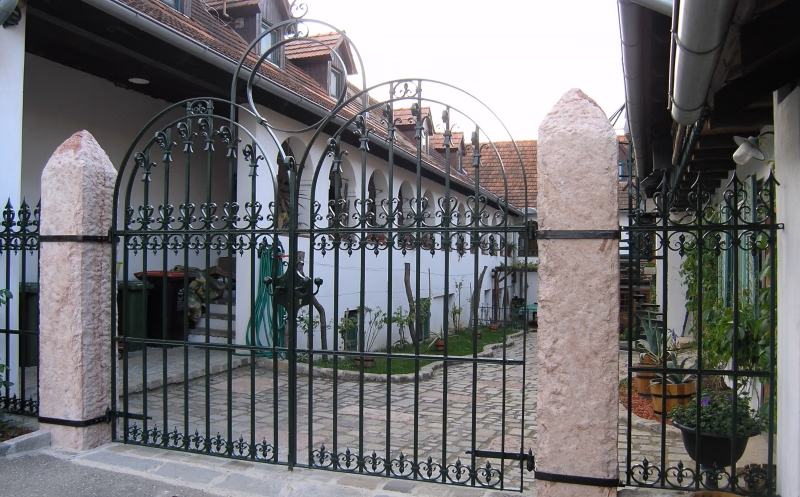 Dunkle Toranlage mit Bögen und Spitzornamenten