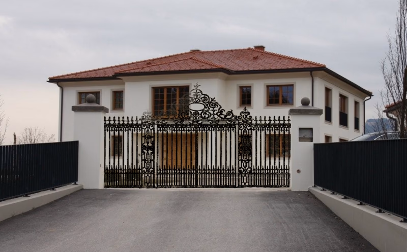 Toranlage mit Volutenkrone und Nebentür
