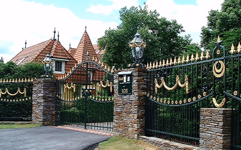 Dunkelgrünes Tor mit goldfarbenen Ornamenten